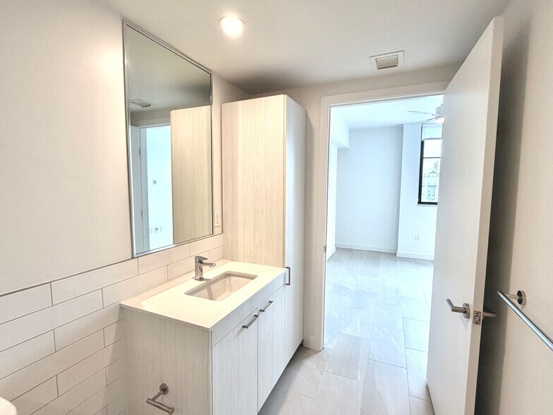 Building Photo - 1910 NW 1st Pl