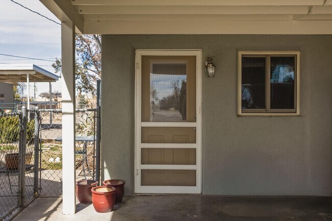 Building Photo - 501 El Paraiso Rd NW