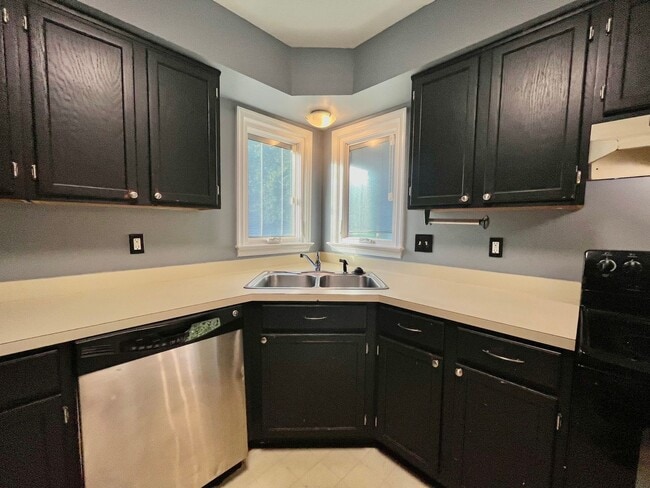 Building Photo - Spacious 3 bedroom, 2 bath property on ove...