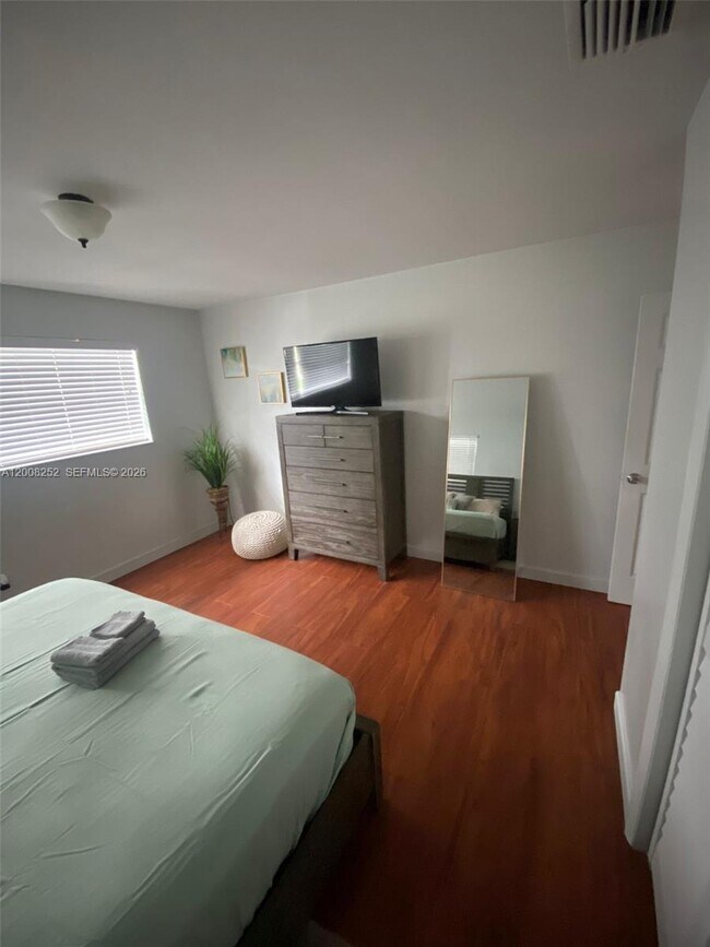 Building Photo - 1740 NE 56th St