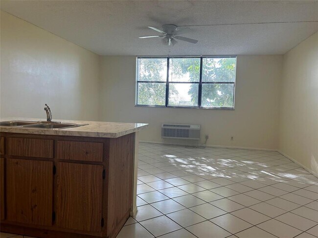 Building Photo - 2401 Riverside Dr