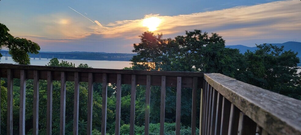 Private deck with panoramic Hudson River view - 176 Montgomery St