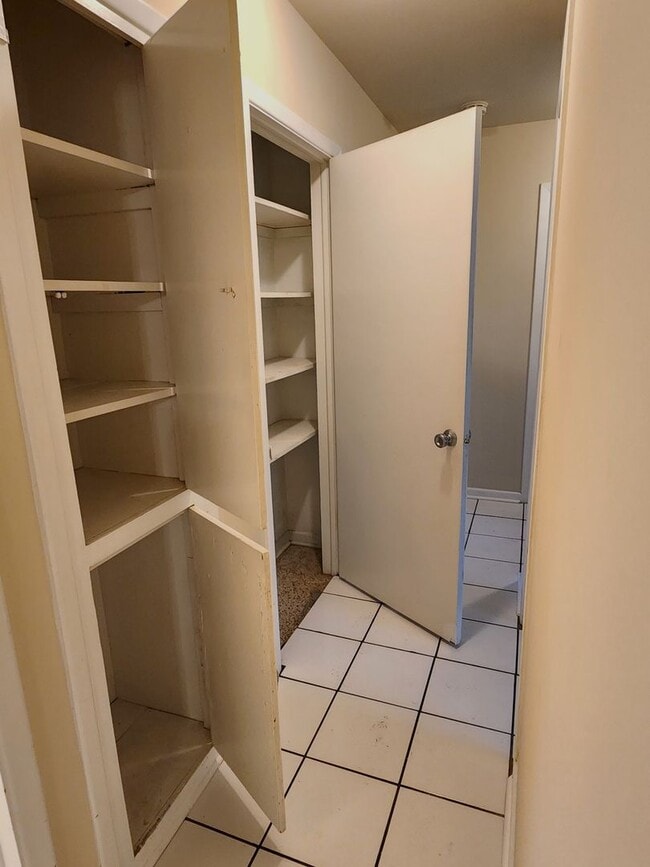 Building Photo - FOR RENT 5 bedroom, 3 bathrooms, 2 car garage home near UF.