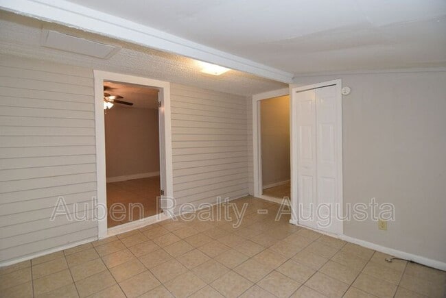 Building Photo - 2058 Battle Row