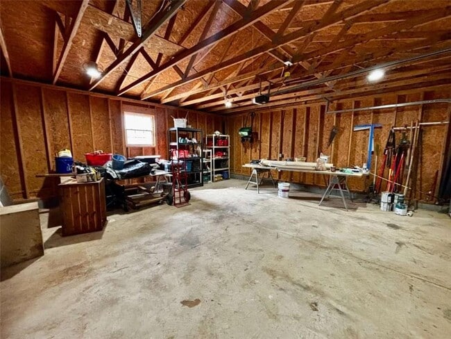 Building Photo - 125 Lantern Ridge Dr