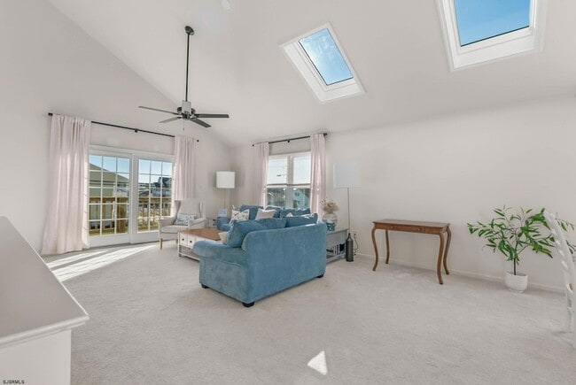 Building Photo - 413 W Beach Ave