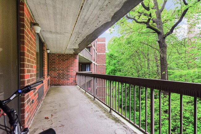 Building Photo - 1374 Midland Ave