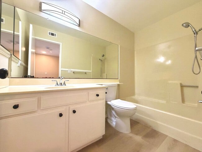 Building Photo - 2b/2b Resort-Style Camarillo, Ponderosa Creek Condo