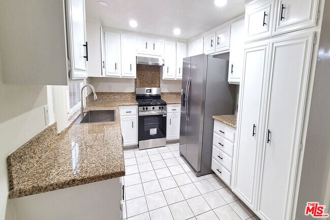 Building Photo - 10000 Hanna Ave