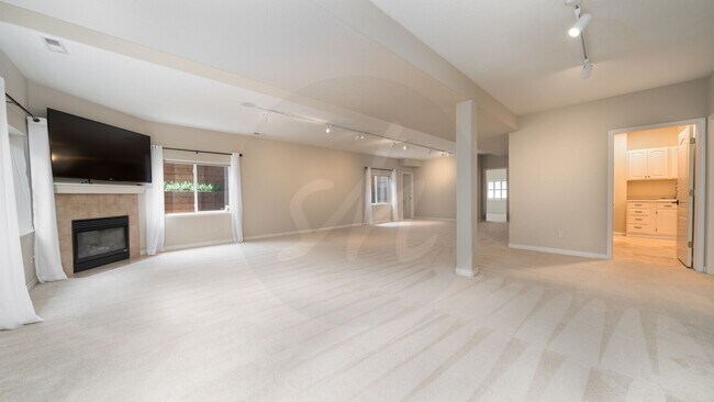 Building Photo - Gorgeous Rancher Located in University Bluffs
