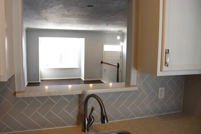 Building Photo - 280 Mike Dr