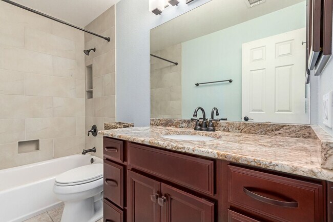 Building Photo - 4 bed 2 bath Stunner w/ Sparkling Pool