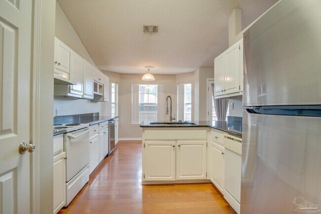 Building Photo - 5029 Lantana Dr