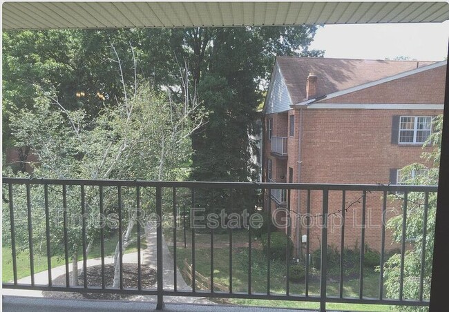 Building Photo - 400 Drummers Ln