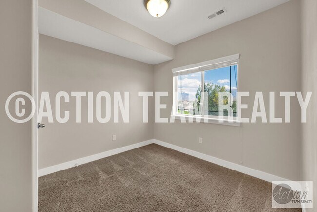 Building Photo - Condo in Saratoga Springs Available July 20th