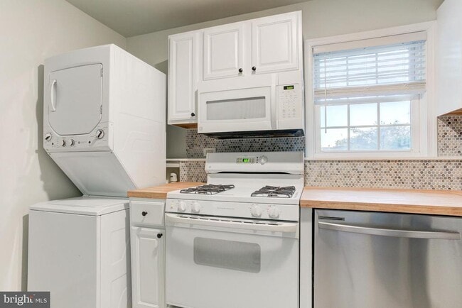 Building Photo - 121 Cabbel Dr