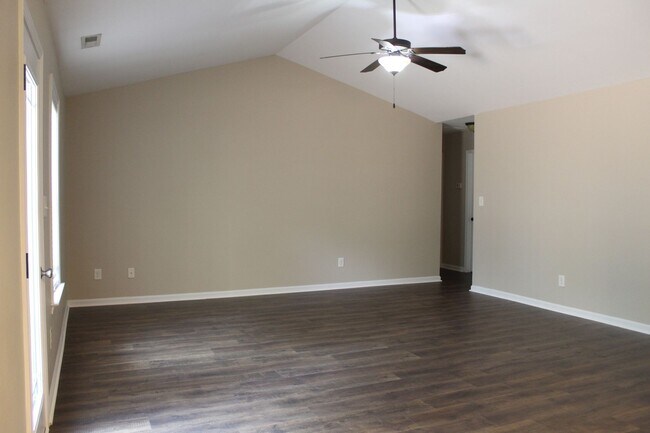 Building Photo - 3 Bed/2 Bath Home - 10 minutes to SJAFB!