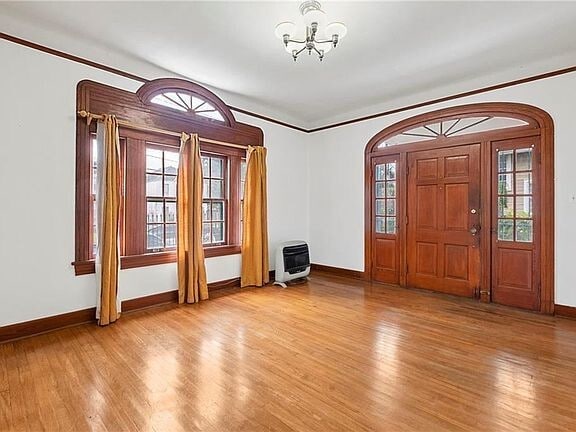 Living Room/Entrance - 2820 Dublin St