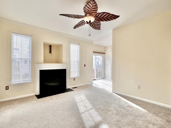 Building Photo - 211 Hawthorne Way