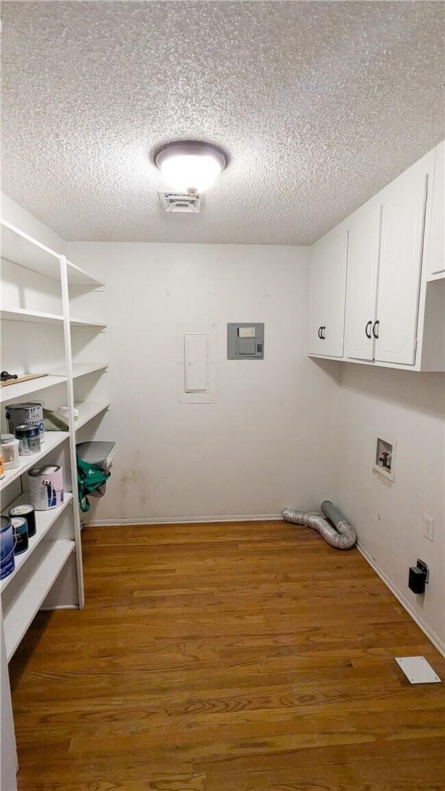 Building Photo - ***LABOR DAY SPECIAL! $600 OFF FIRST FULL ...