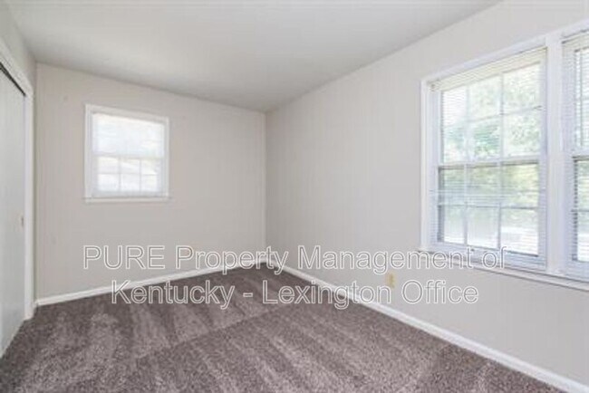 Building Photo - 3736 Camelot Dr