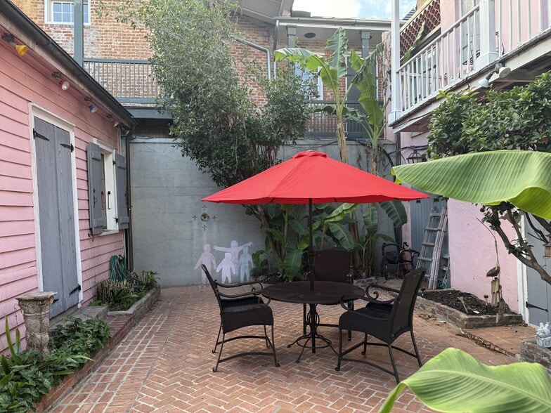 Building Photo - 731 Dumaine St
