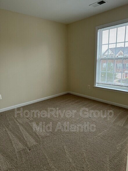 Building Photo - 5530 Sacramento Mews Pl