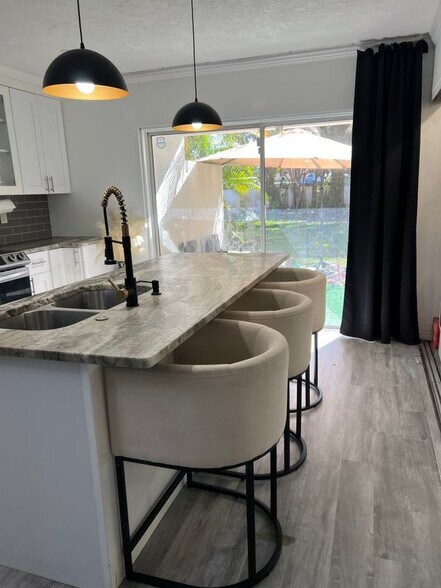 Building Photo - 5080 Elmhurst Rd