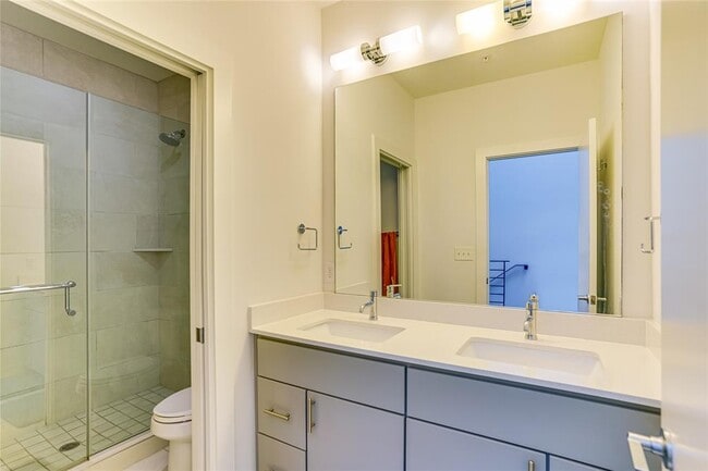 Building Photo - 2002 E 7th St