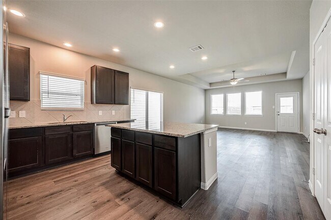 Building Photo - 5619 Brooklyn Rose Dr