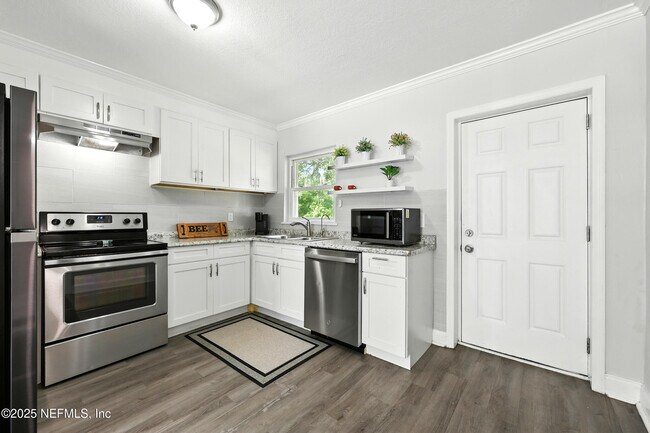 Building Photo - 355 Wildwood Ln
