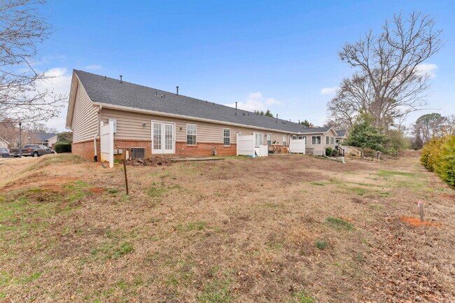 Building Photo - Spacious 3BR, 2BA Townhome with 2-Car Garage & Fireplace $1850/mo rent***