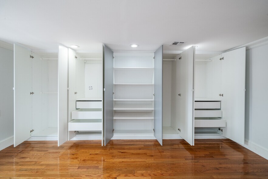 Building Photo - 211 Pavonia Ave