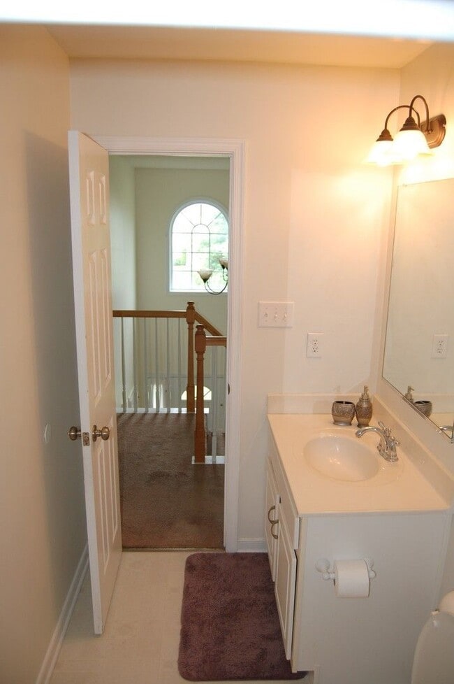 Building Photo - 2218 Midview Rd