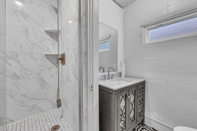 Building Photo - Charming 2-bedroom, 1-bath near downtown Clarksville!