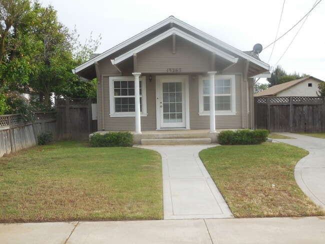 Building Photo - 3 Bedroom / 1 Bath House