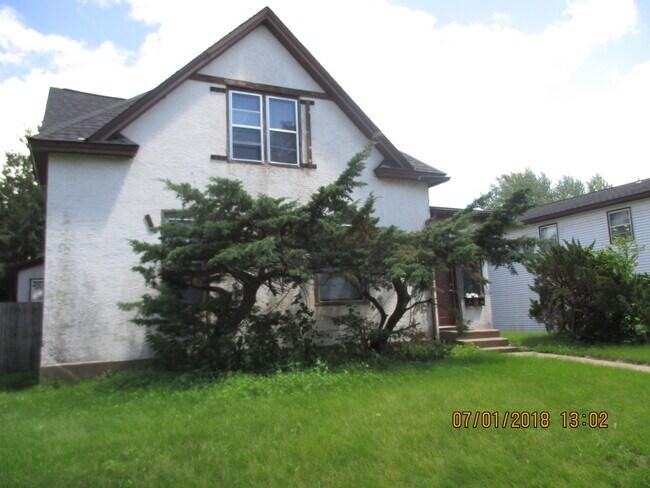 Building Photo - 512 9th St N