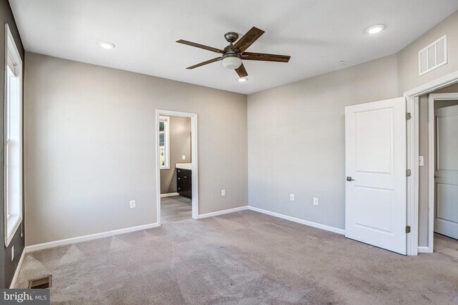Building Photo - 23230 Milltown Knoll Square