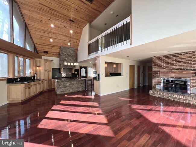 Building Photo - Beautiful 3bd 3bth contemporary A-framed home in the prestigious Eagle's Nest community.