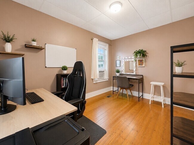 Building Photo - 14 Hartland St