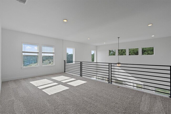 Building Photo - 724 Pinnacle View Dr