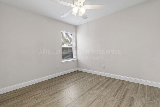 Building Photo - 931 N Barrett Ave