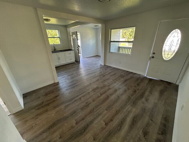 Building Photo - Charming & Completely Remodeled 3-Bedroom ...