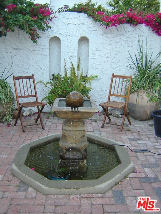 Building Photo - 914 Burnside Ave