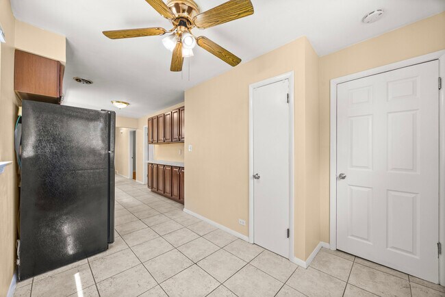 Building Photo - 3109 Grove Ave