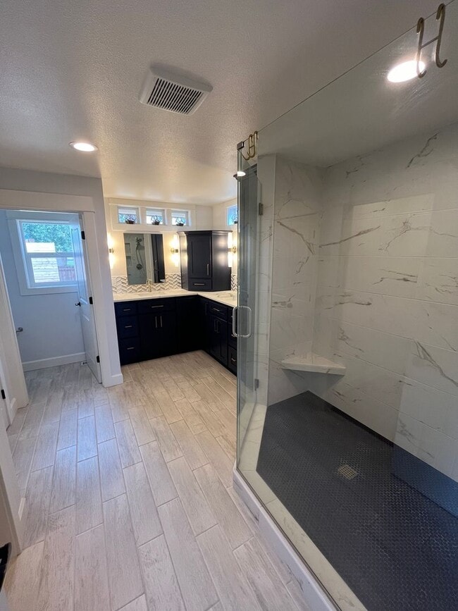 Building Photo - Amazing 4 Bed/3 Bath Home on One Acre with Large Shop – In Home Child Care Opportunity