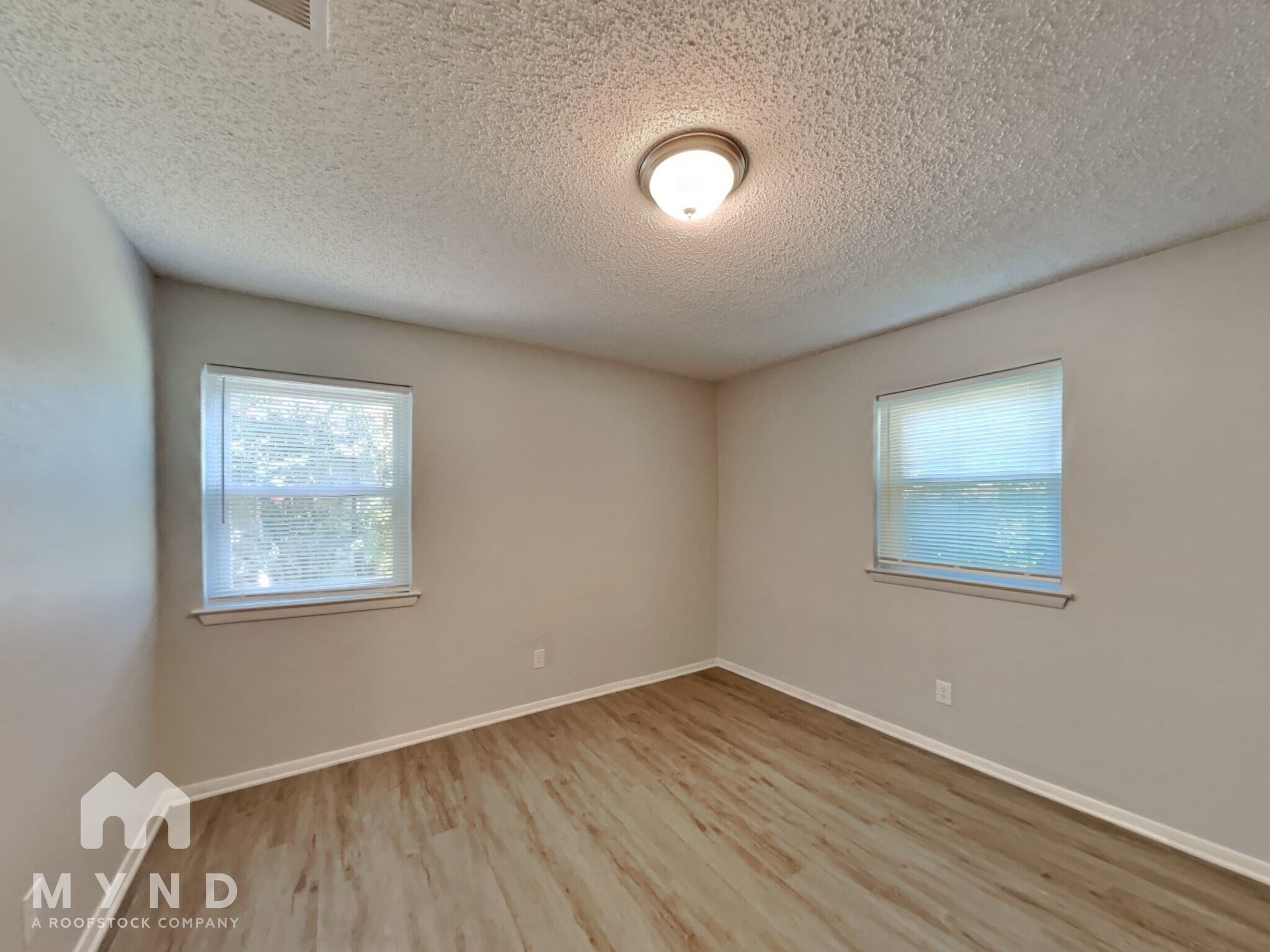 Building Photo - 904 Redbud St