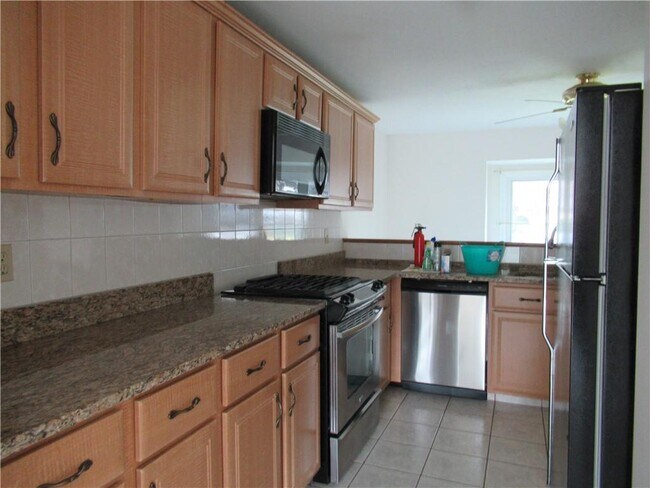 Building Photo - 40 Waterview Dr