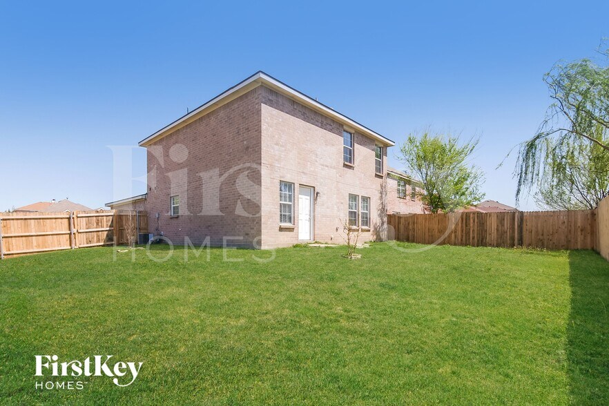 Building Photo - 916 Simi Dr