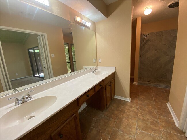 Building Photo - 24600 Darkwood Ct